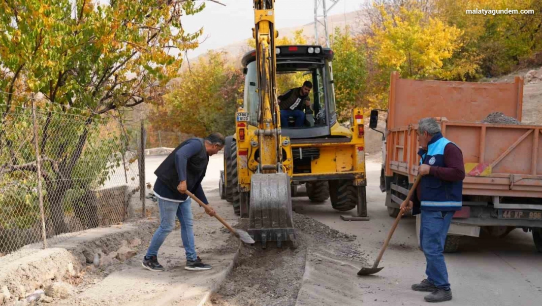 Battalgazi Belediyesi Çamurlu Mahallesi'nde asfalt yama çalışması yaptı