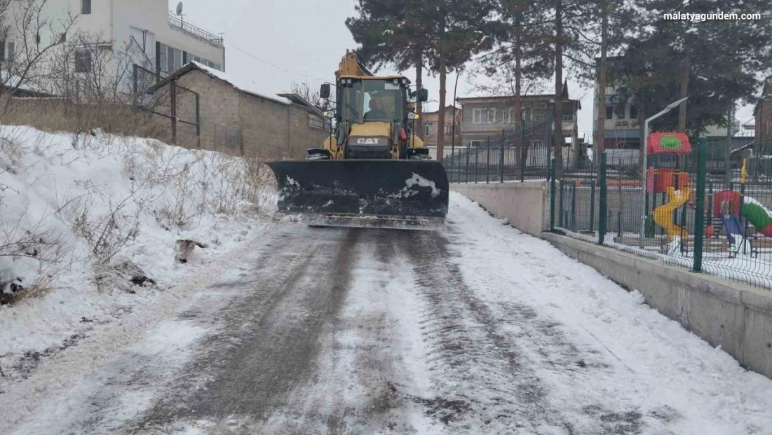 Battalgazi Belediyesi'nden okul bahçelerinde kar temizliği