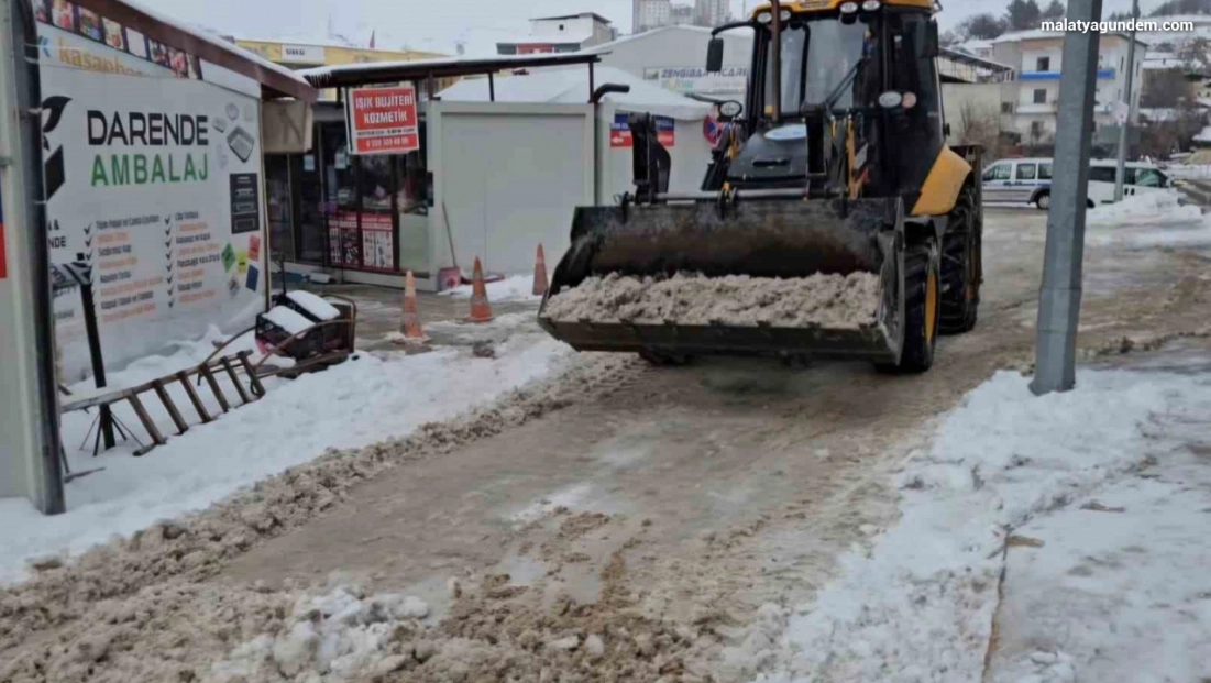 Darende Belediyesi karla mücadelede 7/24 sahada