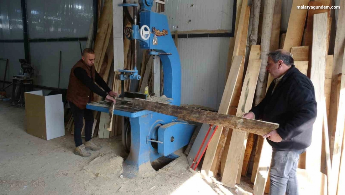 Depremin ayırdığı Cömert ailesi hayata tutunmaya çalışıyor