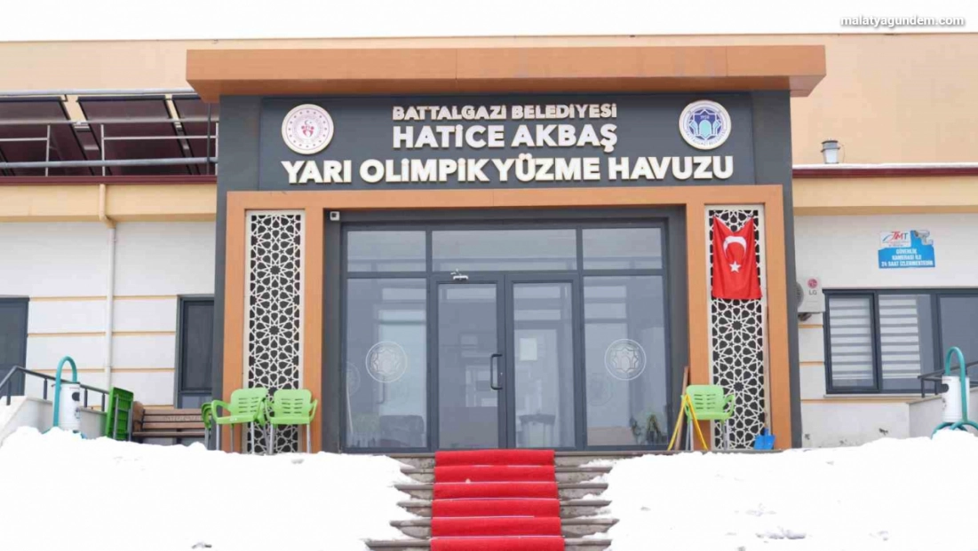 Göztepe Hatice Akbaş Yarı Olimpik Yüzme Havuzu'nda yeni dönem eğitimleri