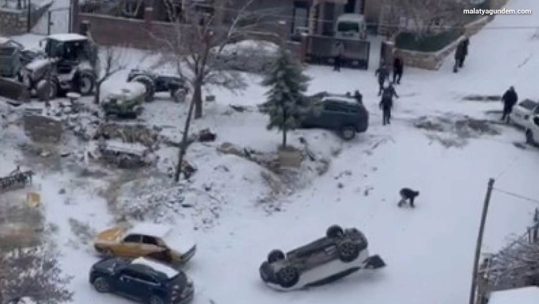 Kayan araç park halindeki aracı devirdi