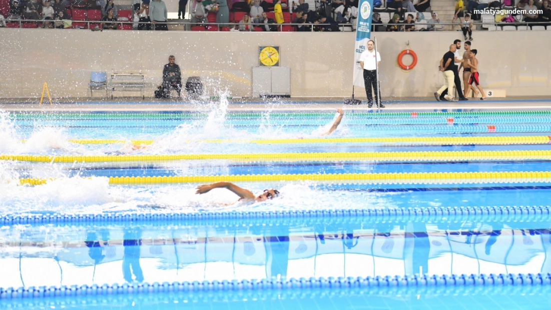 Kulaçlar Gazze için atıldı