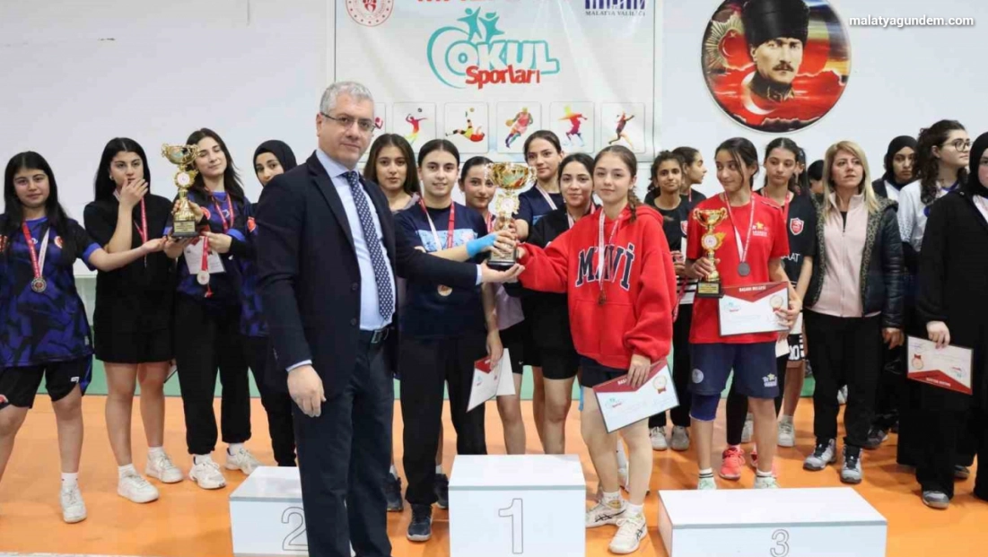 Malatya'da badminton ve futsal il şampiyonları kupalarını aldı