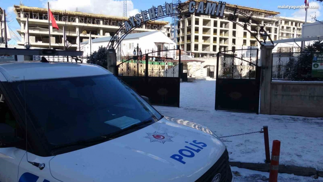 Cami tuvaletinde baygın bulunan genç hastaneye kaldırıldı