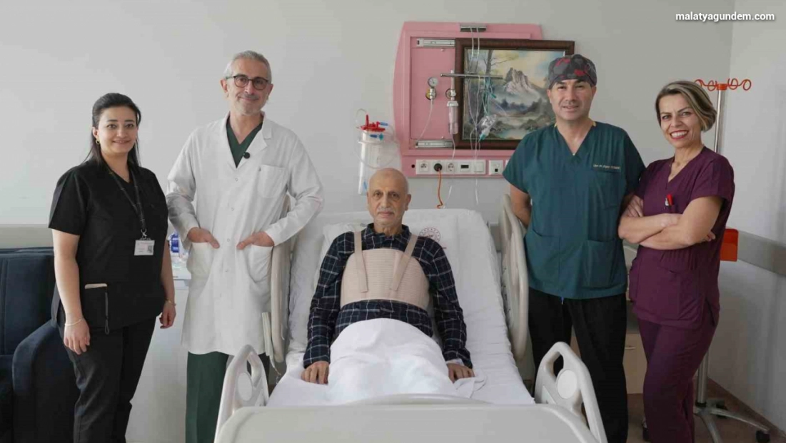 Kalp tümörü ve üç damar tıkanıklığı aynı ameliyatta tedavi edildi