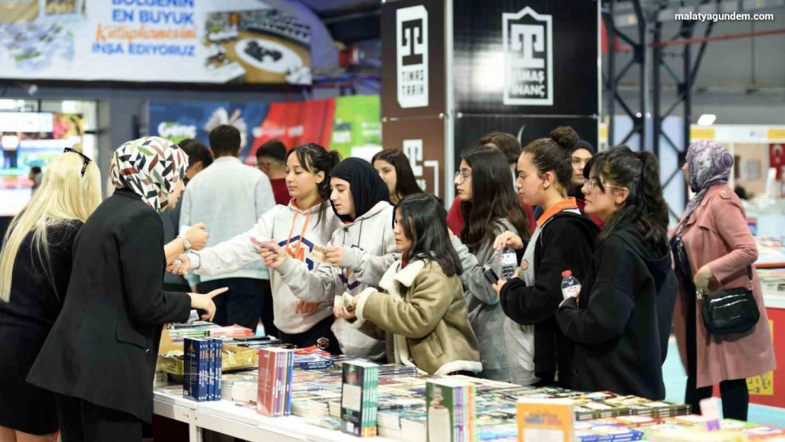 Kitap fuarına 7'den 70'e yoğun katılım