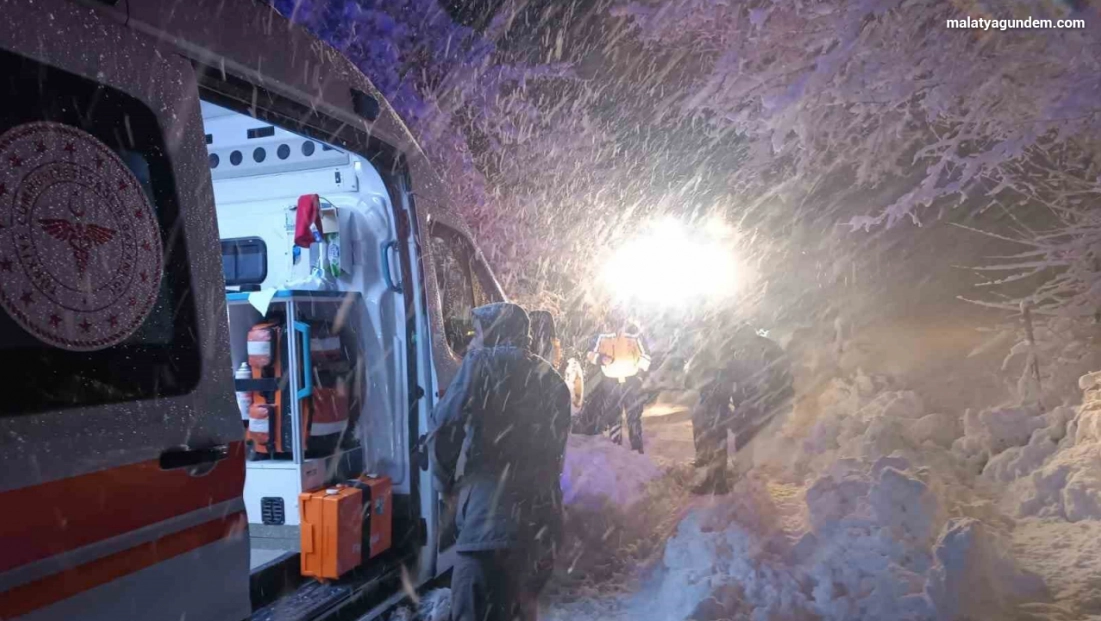 Yolda mahsur kalan vatandaşları belediye ekipleri kurtardı