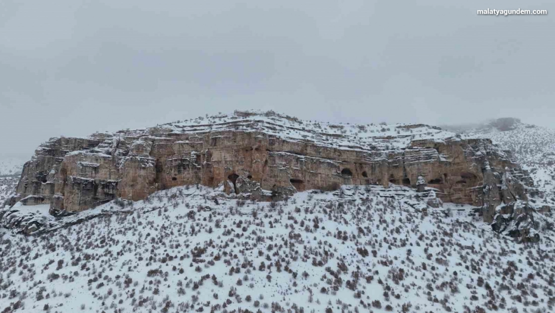 Milyonlarca yıllık vadi beyaza büründü