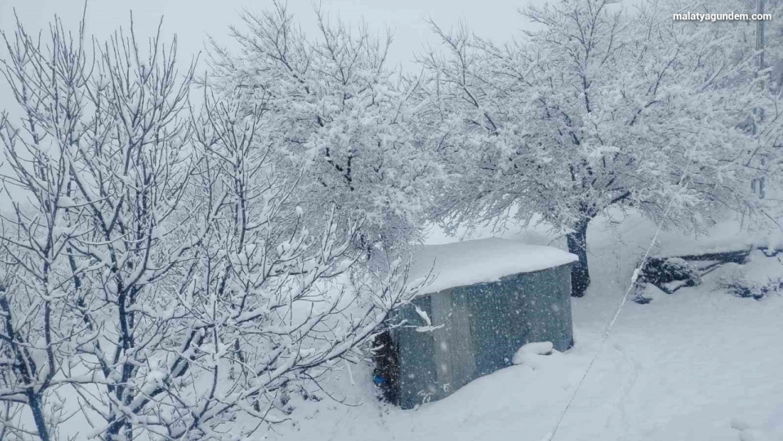 Pütürge'de kar kalınlığı 1 metreye yaklaştı