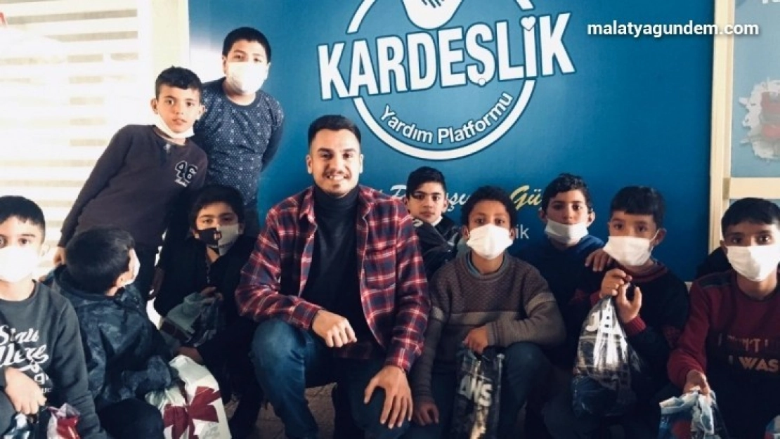 'Göçmen değil kardeşiz' sloganı ile yardıma koşuyorlar