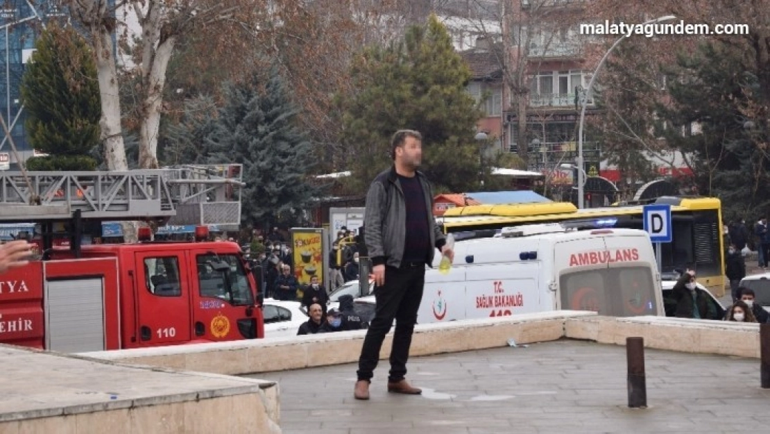 Meydanda elinde benzinle kendini yakmak istedi