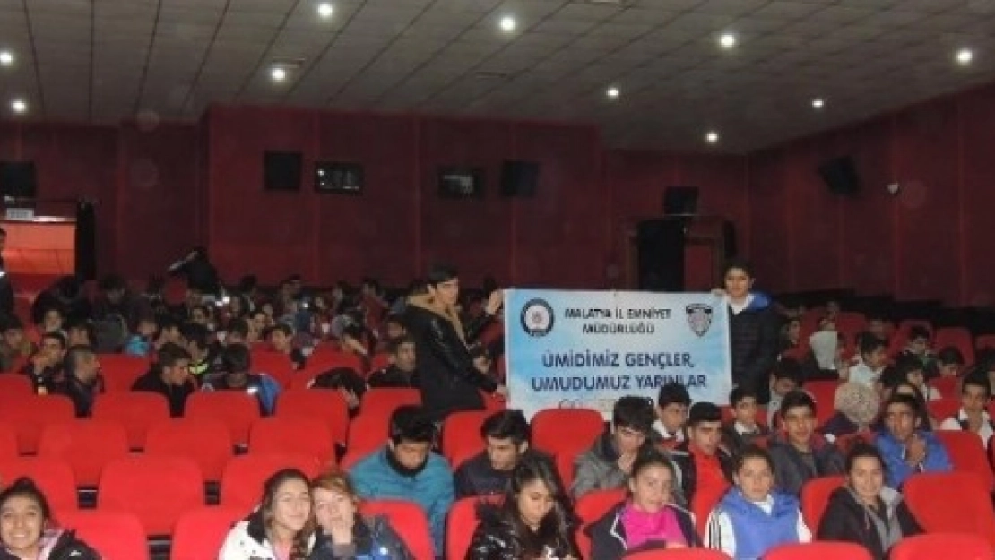 250 Öğrenci 'Ertuğrul 1890' İsimli Tarihi Filmi İzledi