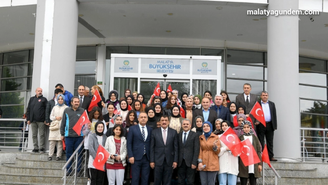 41 öğrenciye kamp için Çanakkale'ye uğurladı