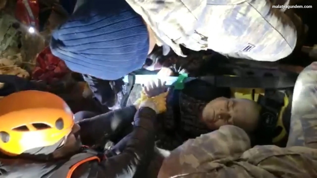 44 saat enkaz altında kalan yaşlı kadın kurtarıldı