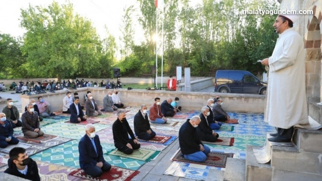 800 yıllık namazgâhta bayram namazı sevinci
