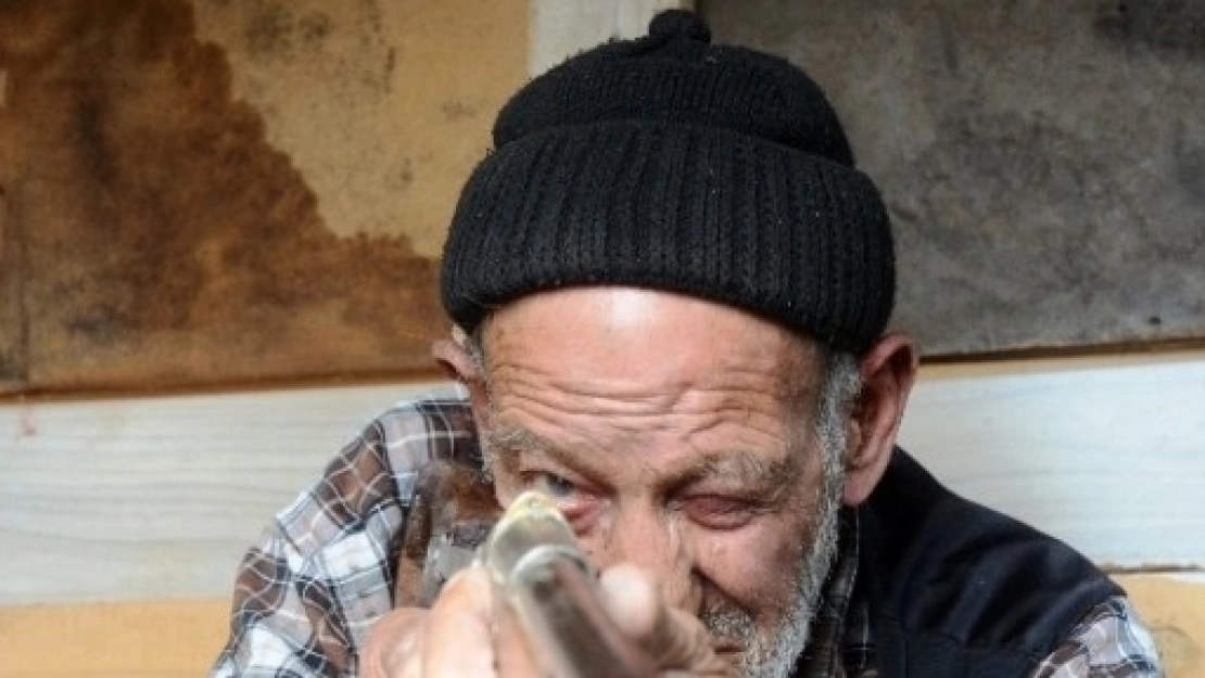 86 Yaşında Barakada Silah Üretiyor
