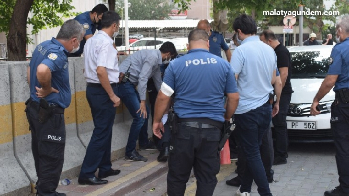 Adliye önünde kendini yakmak istedi