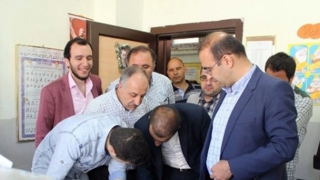AK Parti Milletvekili Adayı Özhan Oyunu Kullandı