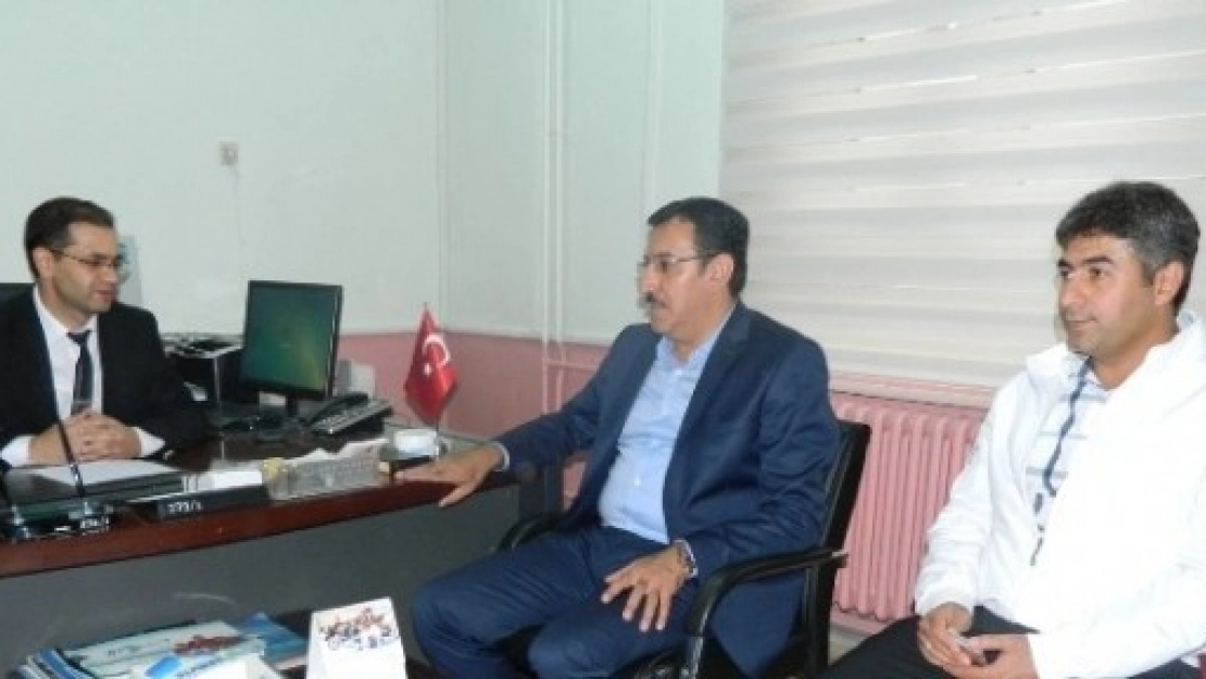AK Parti'den Kırtasiye Yardımı