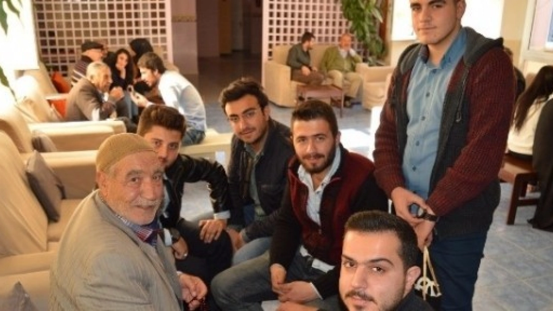 AK Partili Gençlerden, Huzurevi'ne Ziyaret