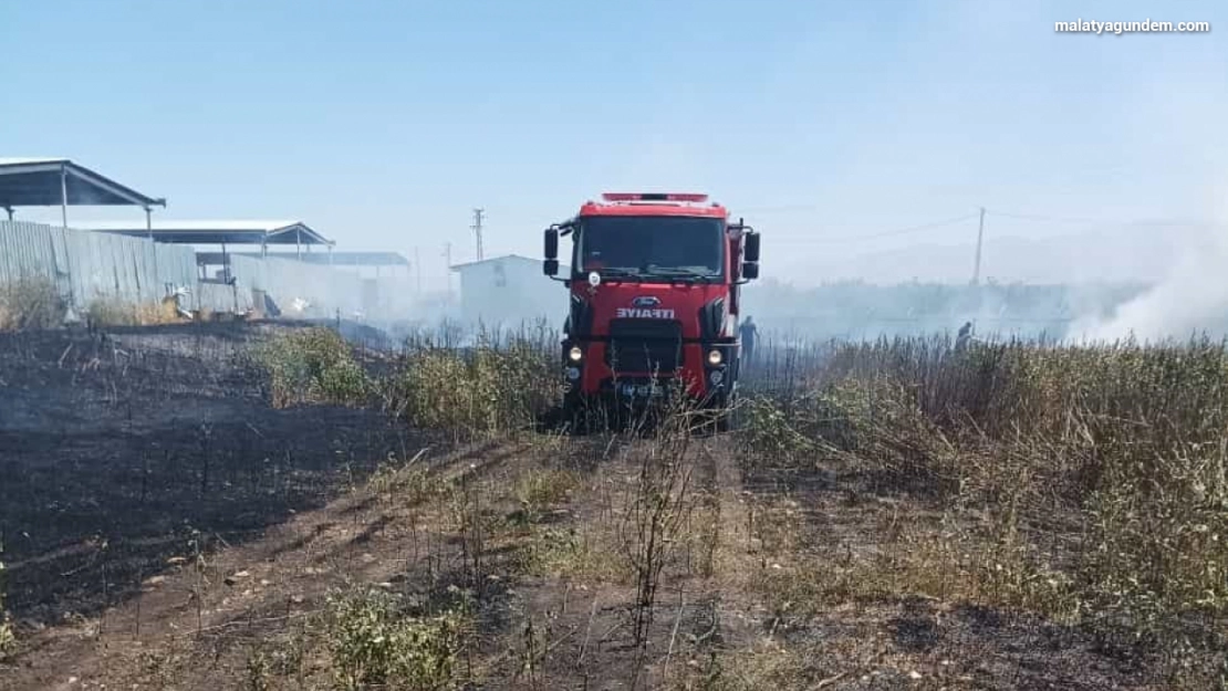 Akçadağ'da ot yangını söndürüldü