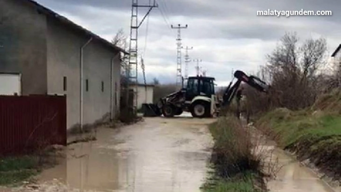 Sağanak ve dolu yağışı sele neden oldu