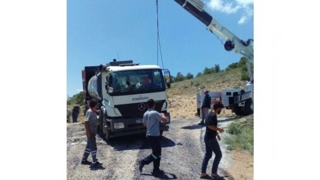 Belediye Kamyonu Devrildi: 1 Yaralı