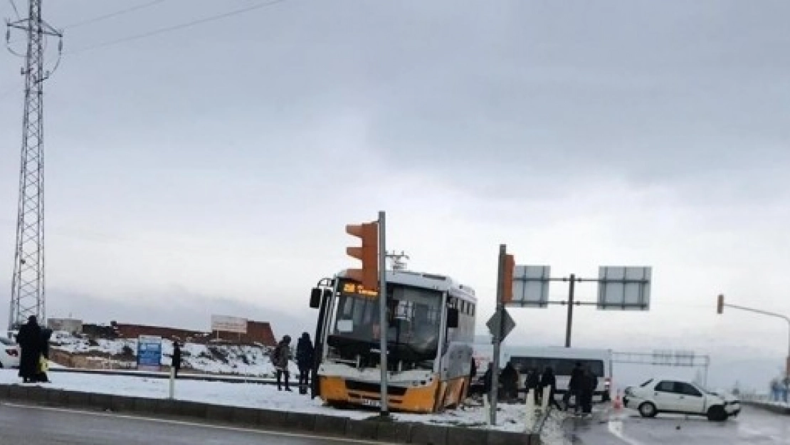 Akçadağ'da Kaza: 3 Yaralı