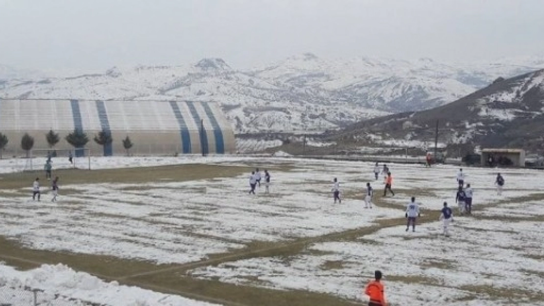 Amatör Maç Karla Kaplı Sahada Oynandı