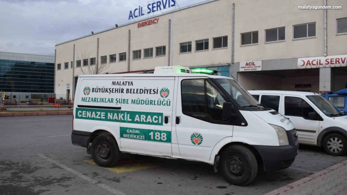 Ambulansın çarptığı kadın öldü