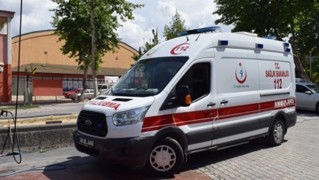 Ambulansla Otomobil Çarpıştı: 1 Yaralı