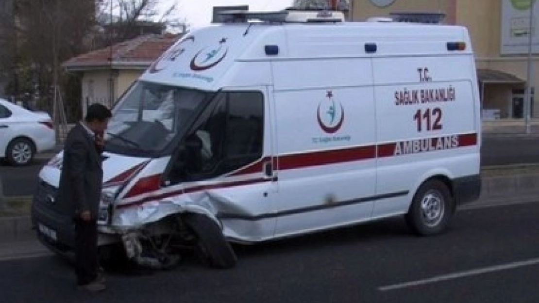 Ambulansla Otomobil Çarpıştı: 3 Yaralı