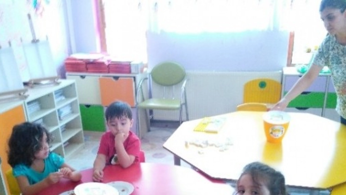 Anaokullarına Çöp Kovası Dağıtıldı