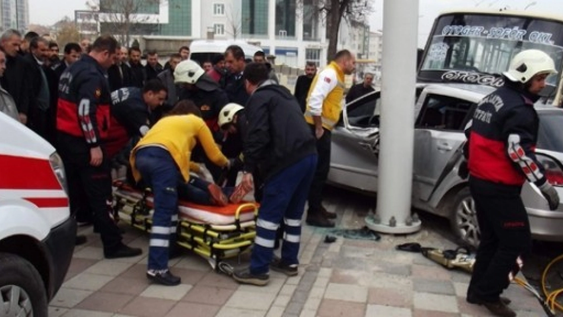 Araçta Sıkışan Sürücüyü, Kurtarma Ekipleri Kurtardı