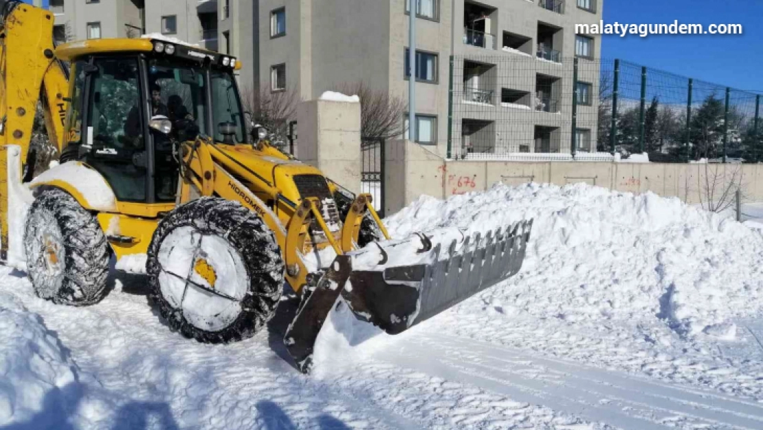 Arapgir'de kar mesaisi sürüyor