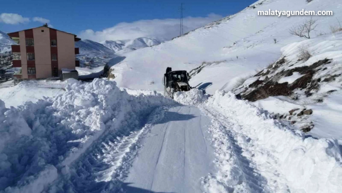 Arapgir'de kar yağışı sonrası yollar açılıyor