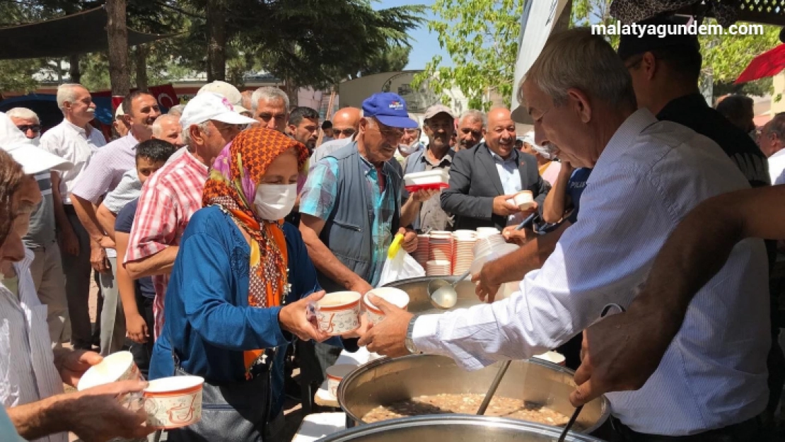 Arapgir'de vatandaşlara aşure ikramı