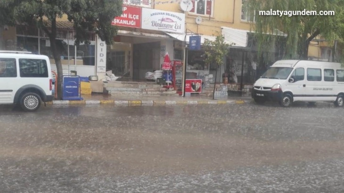 Arguvan'da dolu ve yağmur etkili oldu