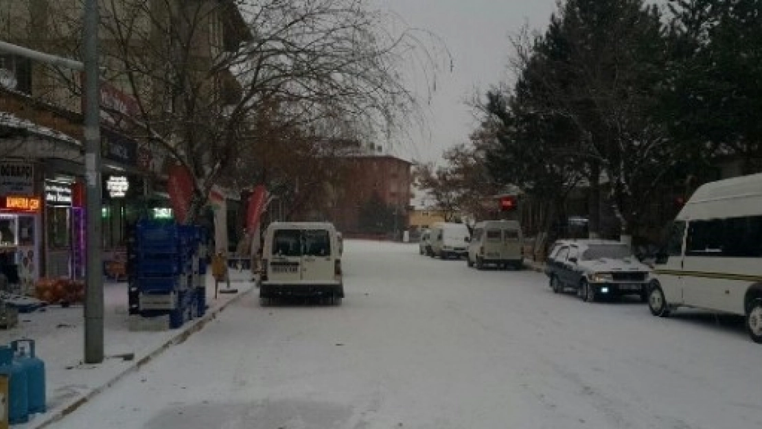 Arguvan Haftaya Kar Yağışı İle Başladı