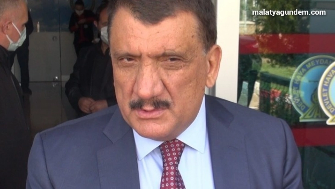 Arızalanan uçak hangara çekildi