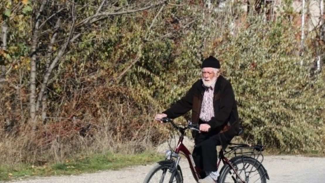 Asırlık Dede Gençlere Taş Çıkartıyor