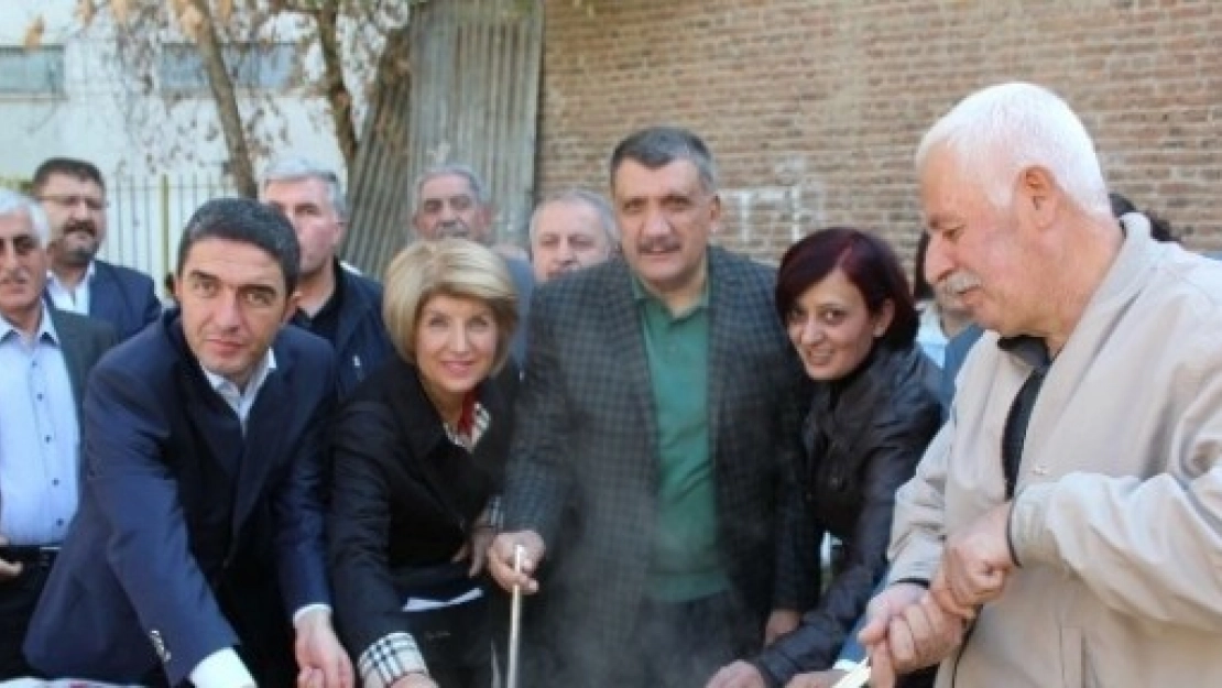 Ataköy Mahalle Muhtarı Bin Kişiye Aşure Dağıttı