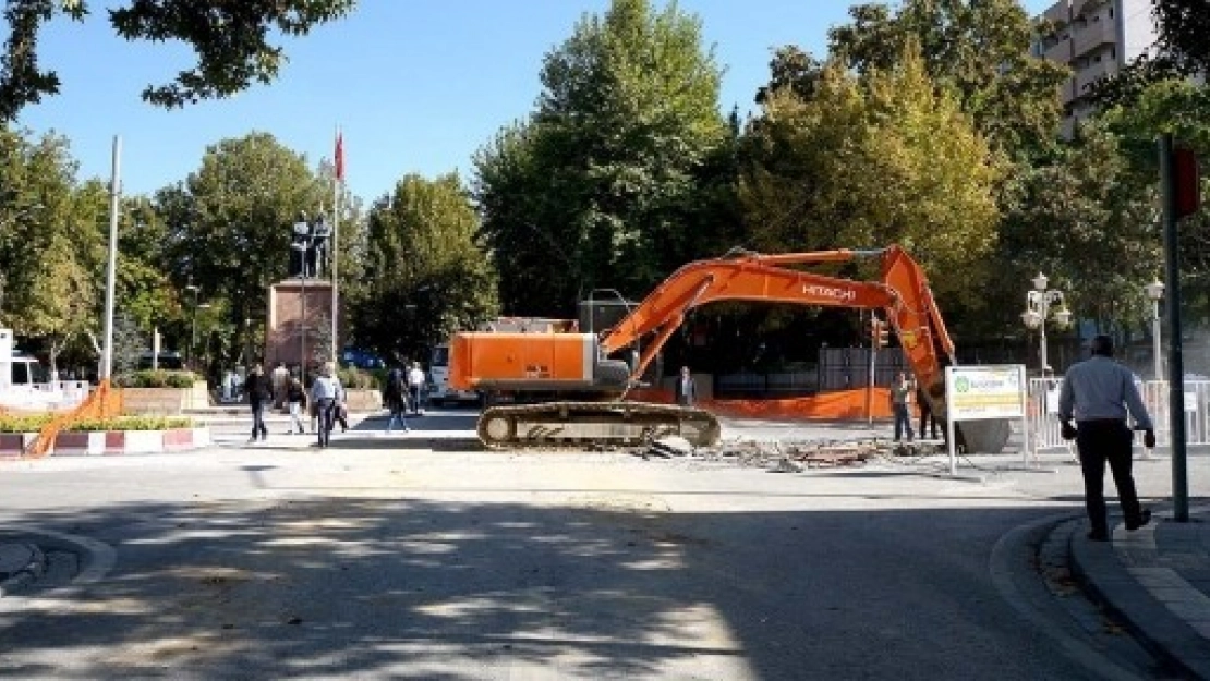 Atatürk Anıtı Önününde Menfez Köprü Yapımı
