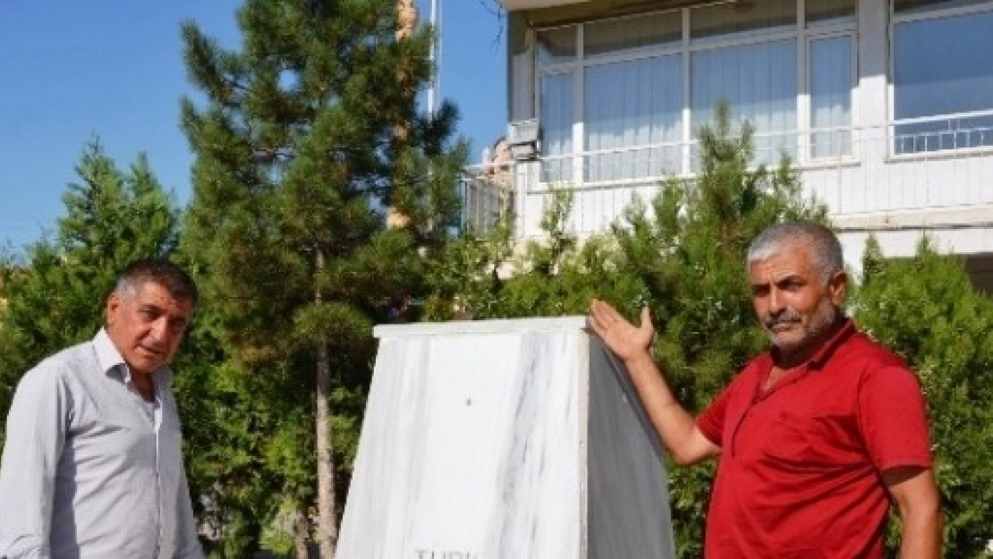 Atatürk büstüne çirkin saldırı