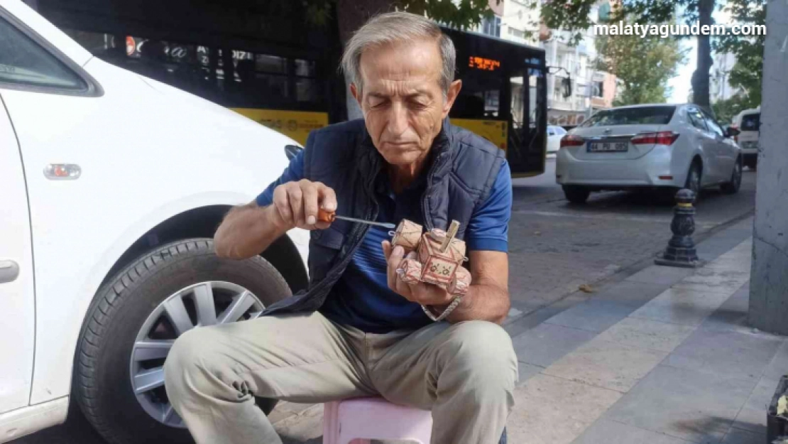 Atıl durumdaki ahşaplardan oyuncak yapıyor