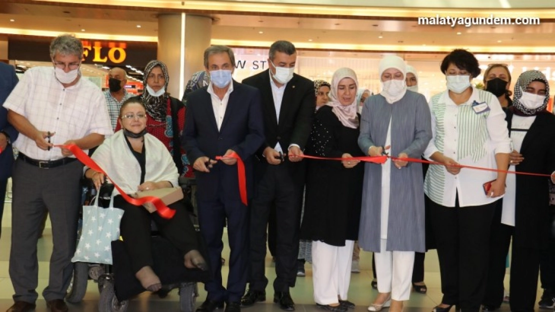 AVM'de üreten kadınlar sergisi