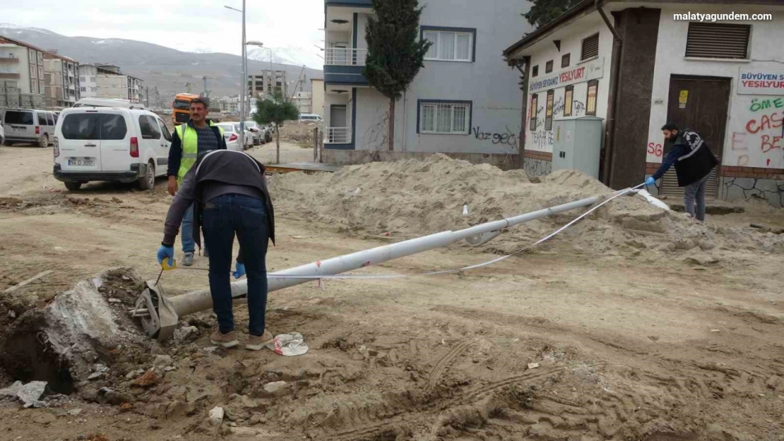 Aydınlatma direği üzerine düşen işçi yaralandı