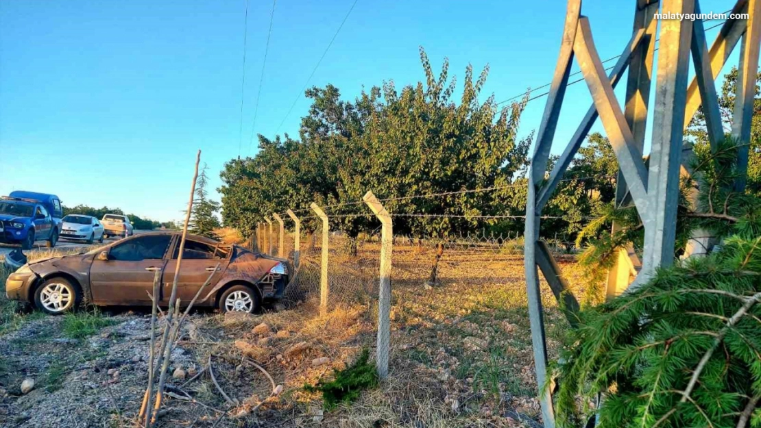 Aydınlatma direğine çarpan araç takla attı: 1 yaralı