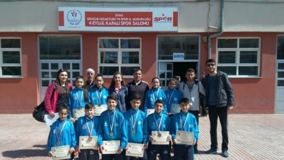 Badminton Yarı Final Müsabakaları Tamamladı